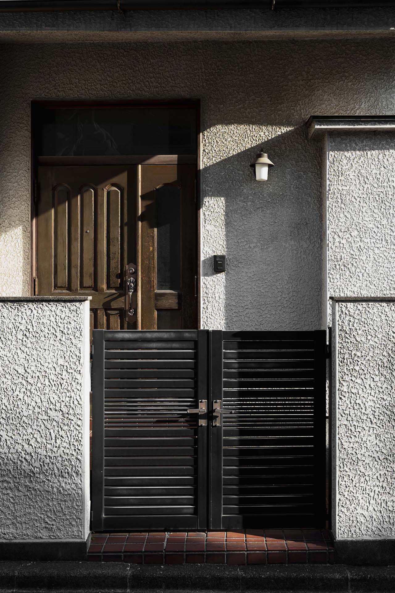 Сірий колір штукатурки TRAVERTINO для фасаду будинку Maxima-decor